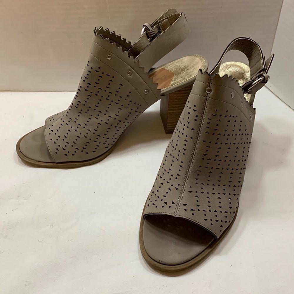 VINTAGE 7 EIGHT Size 8 taupe in color BLOCK OPEN HEEL/OPEN TOE SHOES